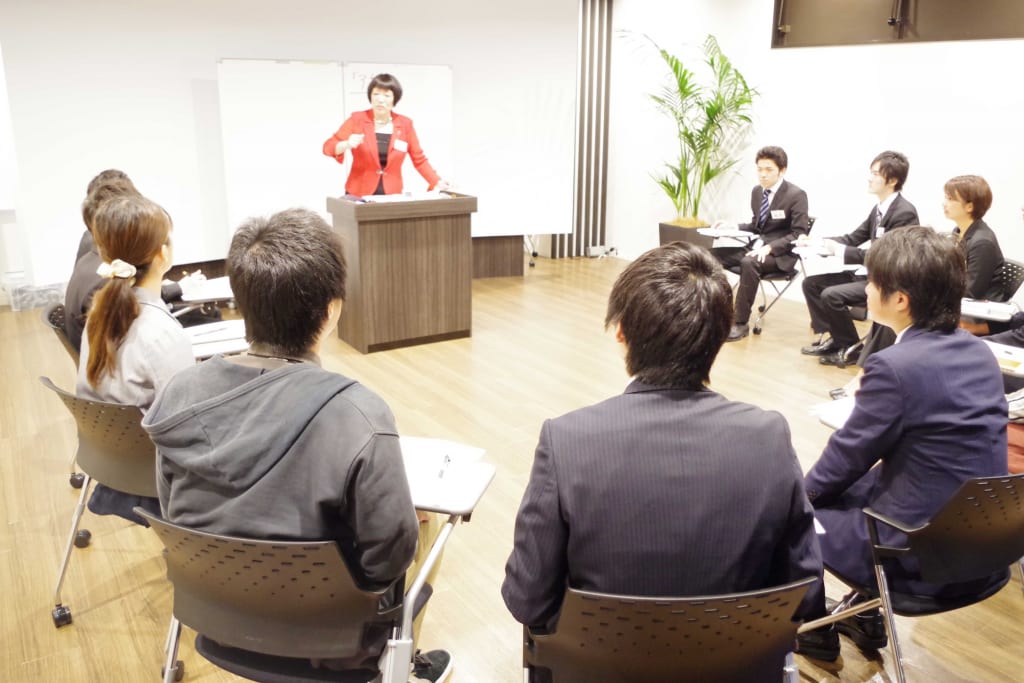 外部講師を招いて新入社員研修を行いました | 株式会社AQUASTAR